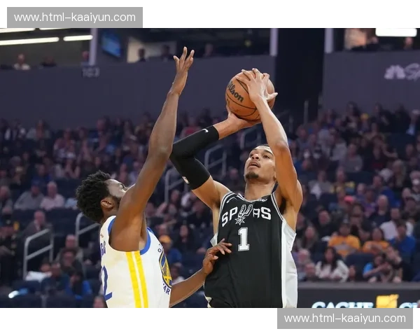 马刺借文班亚马策应能力提升 进攻端从单打转向层次进攻